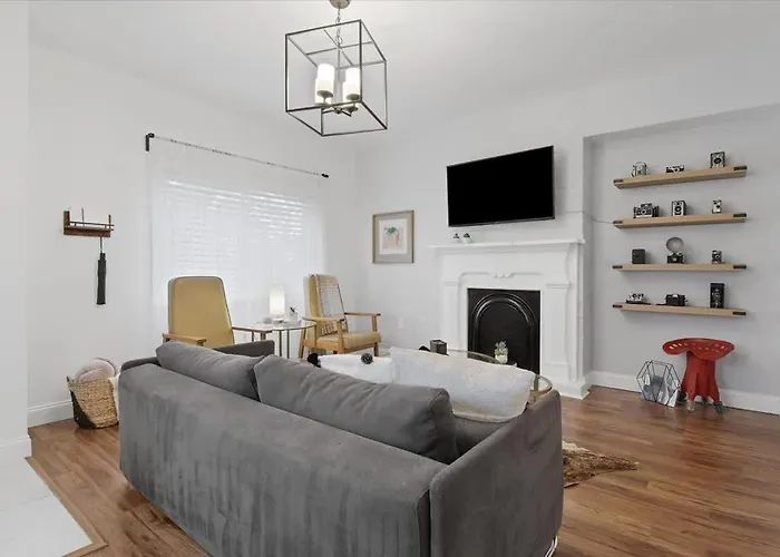 Mins To Stadiums, Fully Fenced Yard, Fire Pit *