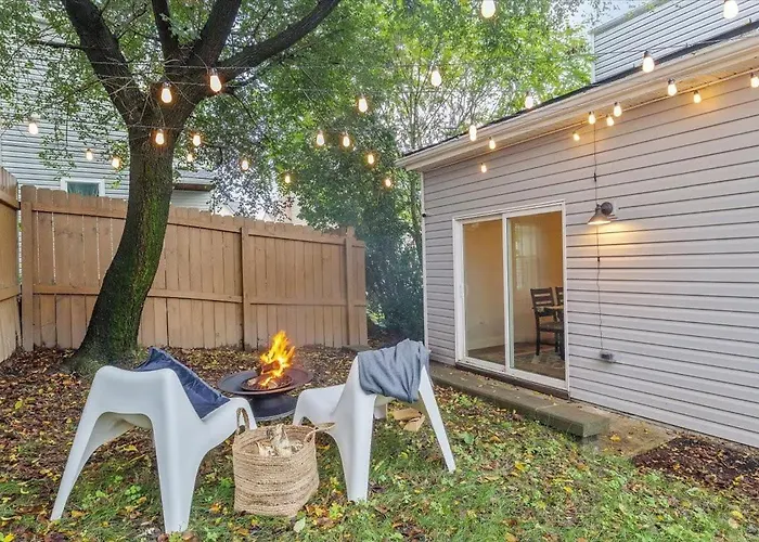 Сasa de vacaciones Mins To Stadiums, Fully Fenced Yard, Fire Pit *