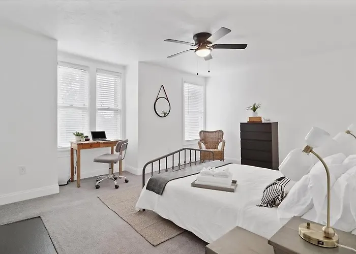 Mins To Stadiums, Fully Fenced Yard, Fire Pit *