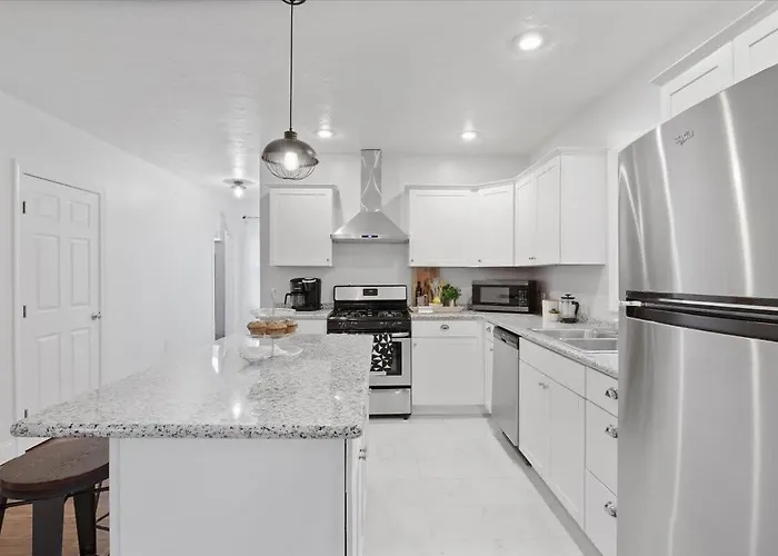 Mins To Stadiums, Fully Fenced Yard, Fire Pit * Pittsburgh