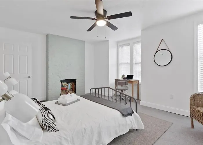 Сasa de vacaciones Mins To Stadiums, Fully Fenced Yard, Fire Pit *