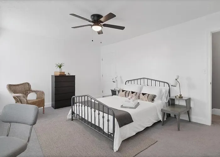 Mins To Stadiums, Fully Fenced Yard, Fire Pit * Pittsburgh